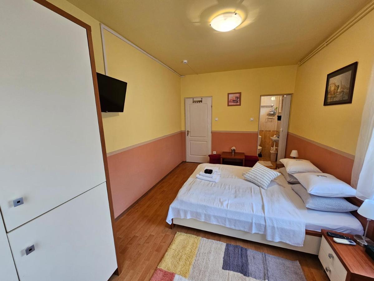 Abigel 2 Vendeghaz Hotel มิชโคลซ์ ภายนอก รูปภาพ