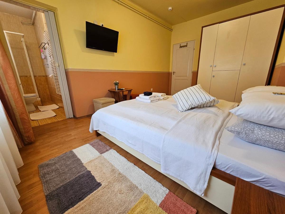 Abigel 2 Vendeghaz Hotel มิชโคลซ์ ภายนอก รูปภาพ