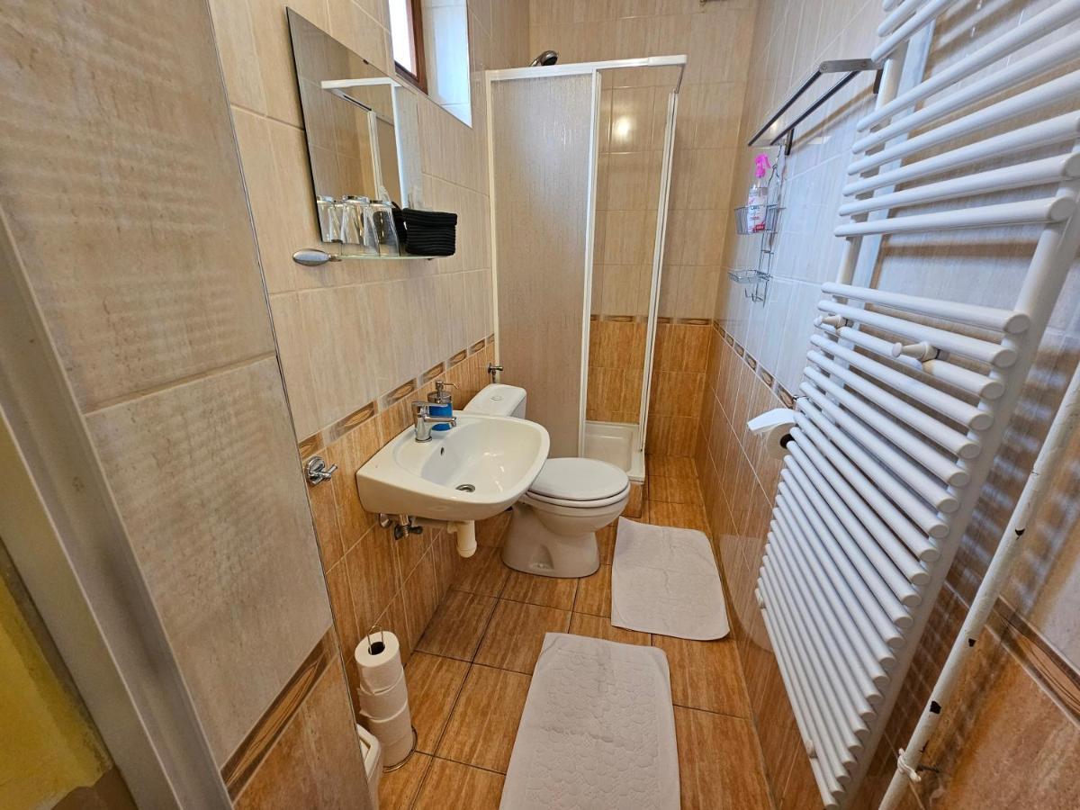 Abigel 2 Vendeghaz Hotel มิชโคลซ์ ภายนอก รูปภาพ