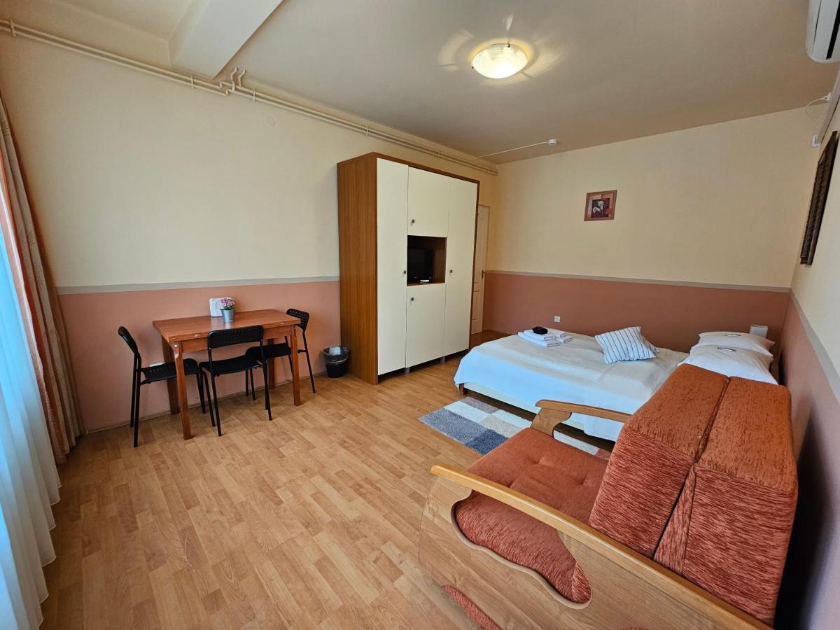 Abigel 2 Vendeghaz Hotel มิชโคลซ์ ภายนอก รูปภาพ